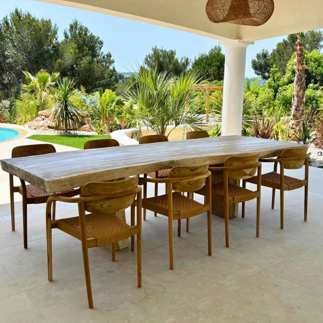 Table en suar dans une mise en situation domestique