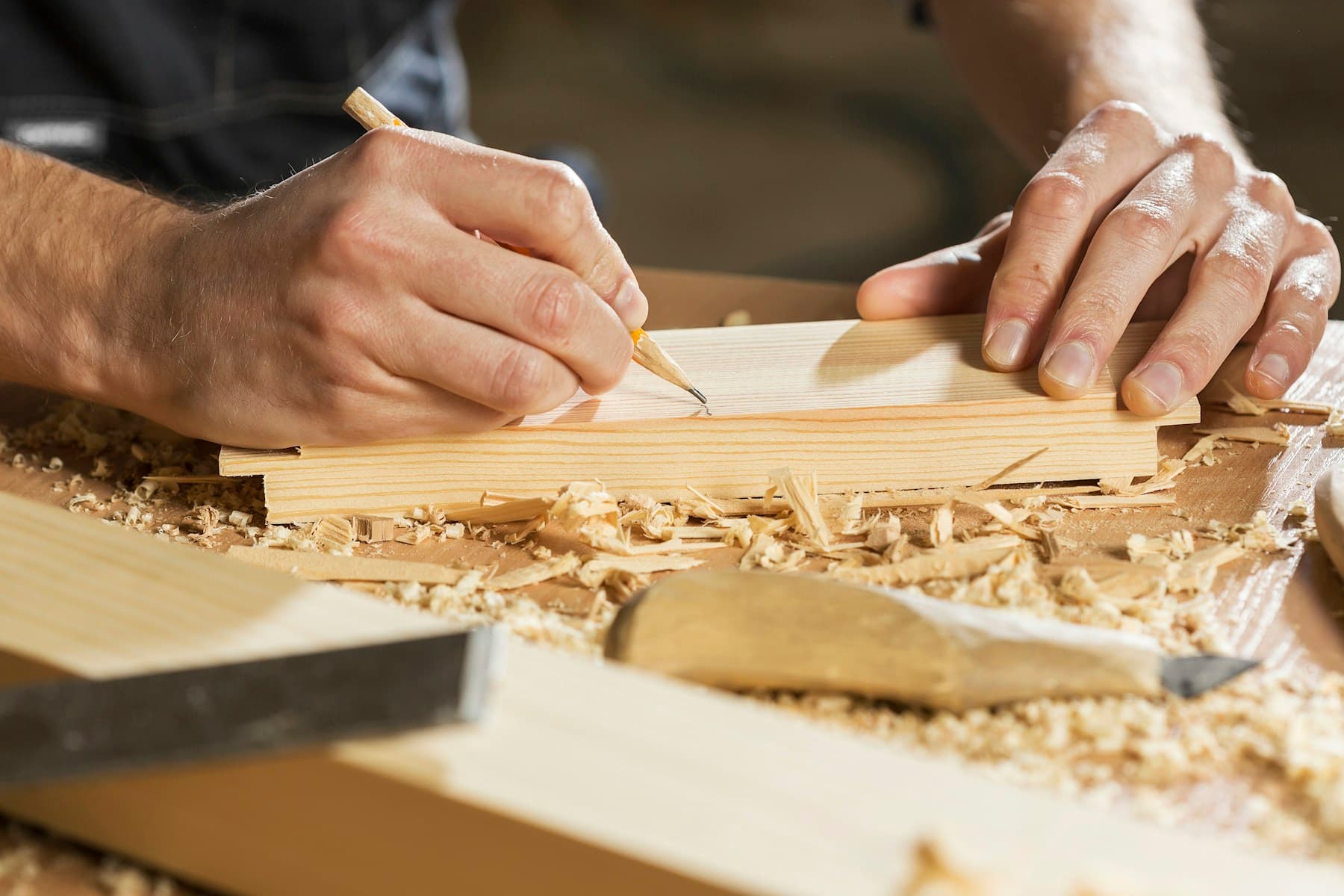 Mains travaillant le bois à l'atelier