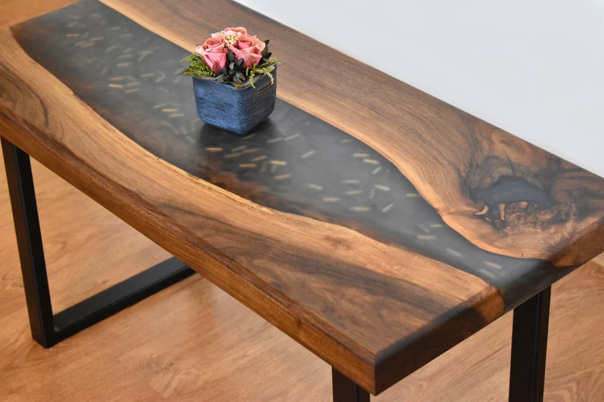 Console en noyer massif avec rivière époxy et bord vif