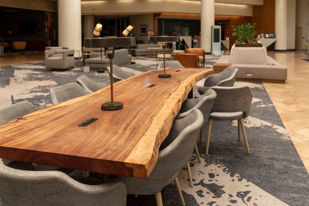 Grande table live-edge en bois brut massif