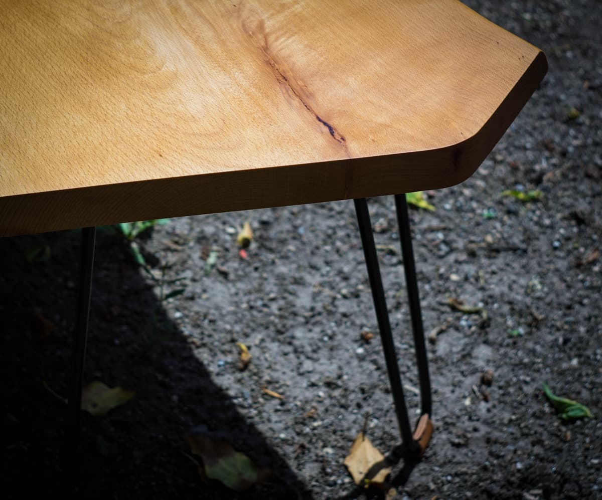 Table live-edge sombre dans un espace contemporain