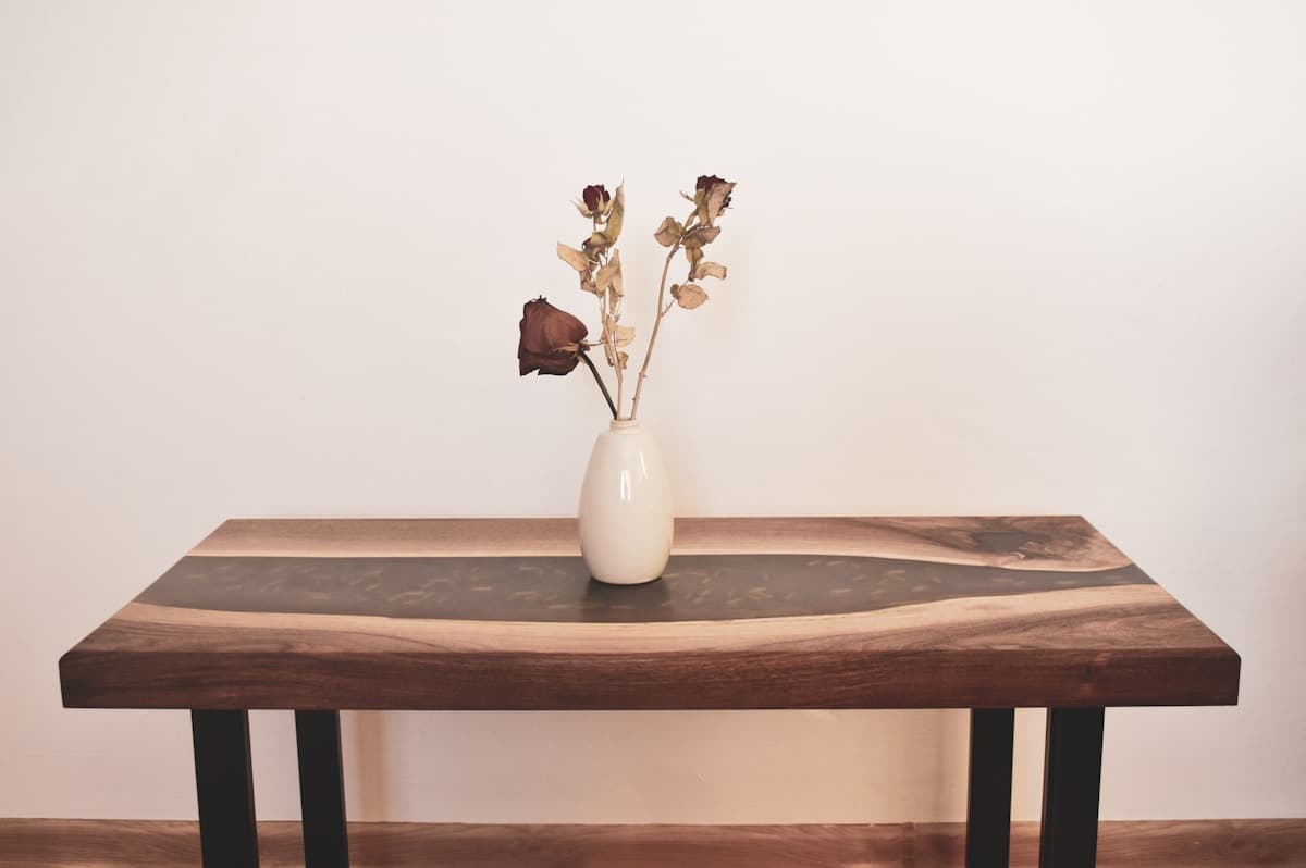 Table live-edge en bois massif avec rivière époxy