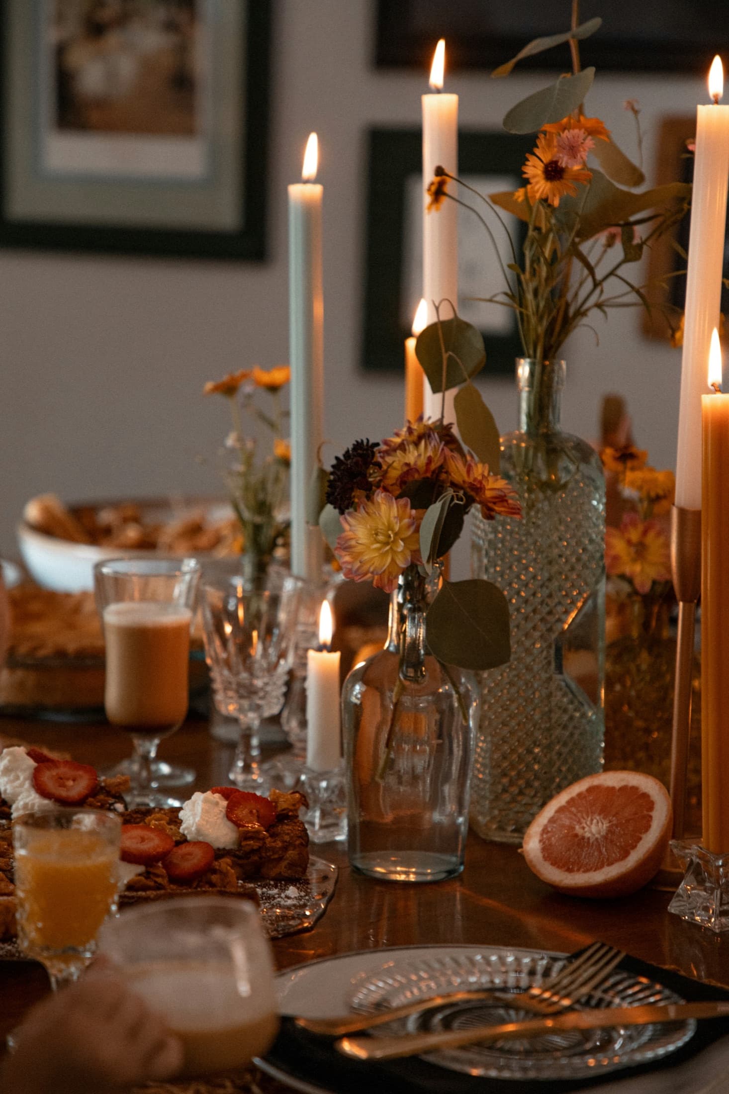 Bougies allumées sur table en bois brut